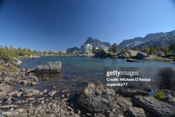 beautiful peak and a subalpine pond - wildnisgebiet ansel adams stock-fotos und bilder