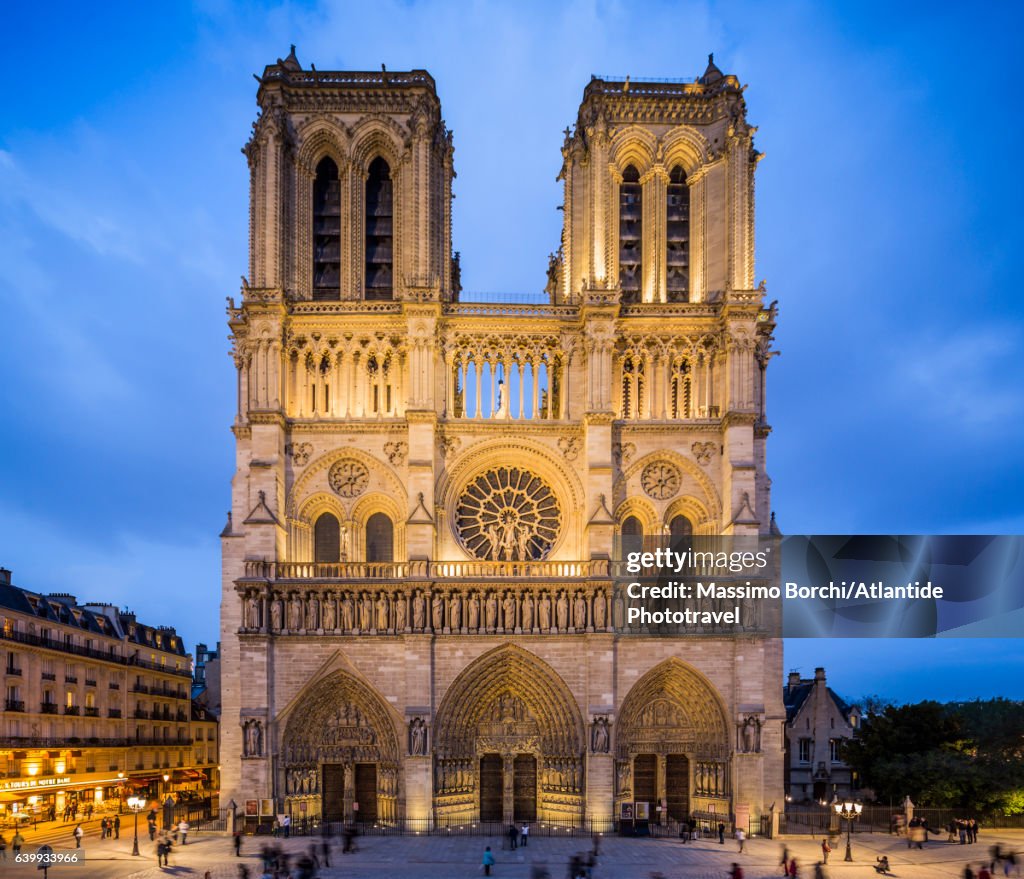 Île de la Cité, the façade the Cathédrale (Cathedral) Métropolitaine Notre-Dame de Paris