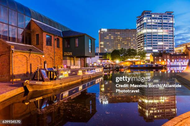 gas street basin area (a canal basin in the centre of the town), typical boat in a canal - birmingham condado de west midlands fotografías e imágenes de stock