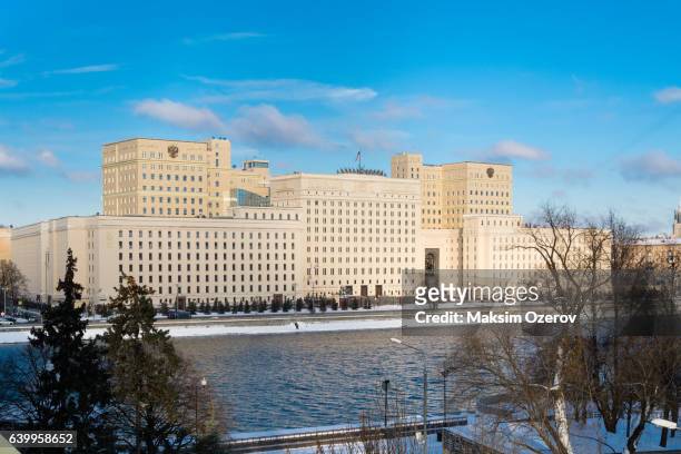 building of the ministry of defense in moscow, russia - department of defense foto e immagini stock
