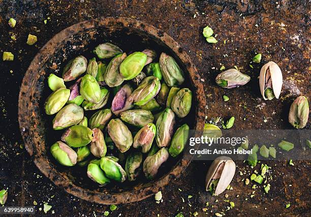 pistachio nuts - pistacho fotografías e imágenes de stock