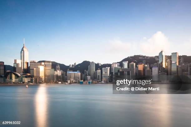 the famous hong kong island skyline captured with a long exposure - emerging markets stockfoto's en -beelden