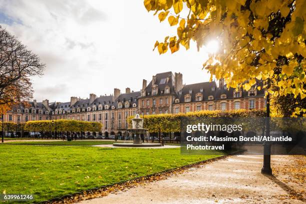 le marais, place (square) des vosges in autumn (fall) - place des vosges stockfoto's en -beelden