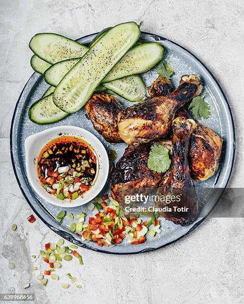 roasted chicken legs - hühnchenunterschenkel stock-fotos und bilder