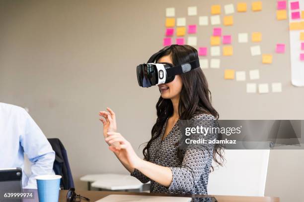 virtual reality geschäftsfrau - vr goggles woman stock-fotos und bilder