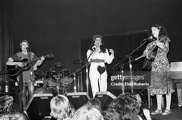 Young Roches 842 The Roches Photos & High Res Pictures - Getty Images