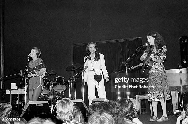 Young Roches 842 The Roches Photos & High Res Pictures - Getty Images