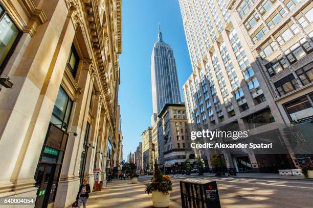 fifth avenue with view to empire state building, manhattan, new york city, new york state, usa - empire state building fotografías e imágenes de stock