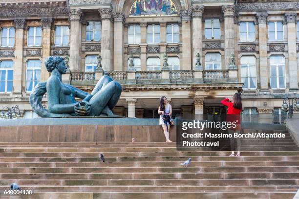 victoria square, taking photos near the river (1993), locally known as the floozie in the hot tub by the sculptor dhruva mistry - birmingham uk 個照片及圖片檔