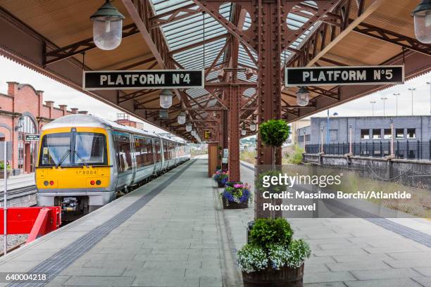 a platform of birmingham moor street station - birmingham west midlands stockfoto's en -beelden