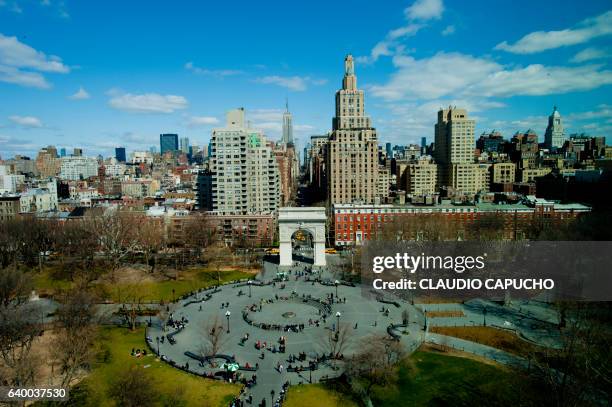 aerial view of washington square in ny - nyu washington square photos et images de collection