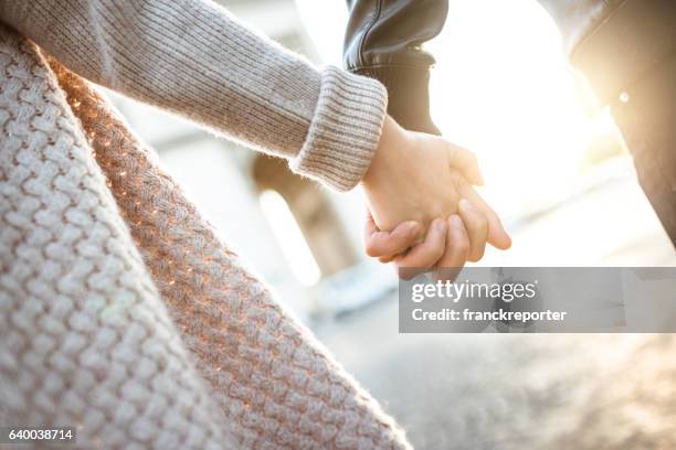 turista em paris no arco du triomphe - atividade romântica - fotografias e filmes do acervo