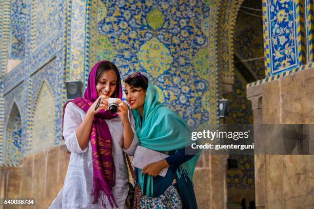 mujeres jóvenes están viendo imágenes en la pantalla de la cámara, isfahán, irán - isfahán fotografías e imágenes de stock