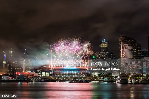 australia day fireworks, melbourne - día de australia fotografías e imágenes de stock