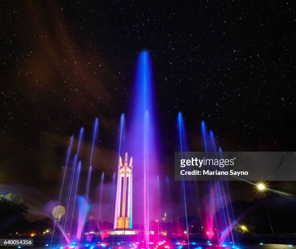 illuminated fountain in park at night - quezon stad stockfoto's en -beelden