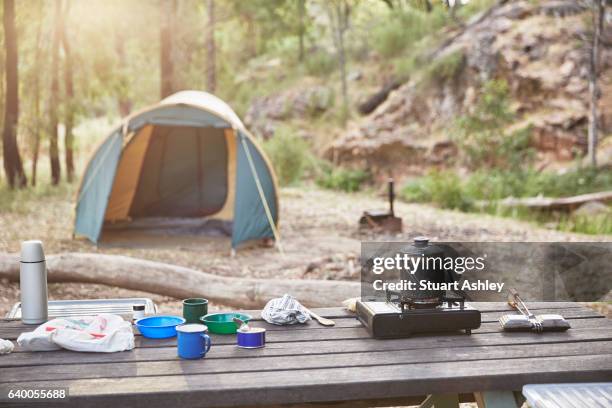 cooking and camping in australian bush - stuart camp stock-fotos und bilder