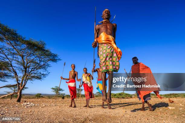 guerrero de samburu escénicas de danza tribu tradicional de salvamento, kenia, áfrica - maasai jumping fotografías e imágenes de stock