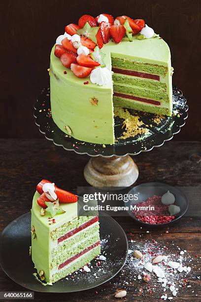 sponge cake with pistachio and berries - cakestand stock-fotos und bilder
