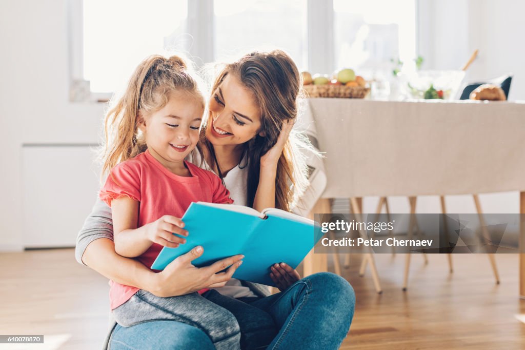 Madre e hija leyendo libro