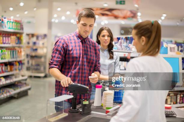 pin-eingabe im supermarkt - paying supermarket stock-fotos und bilder