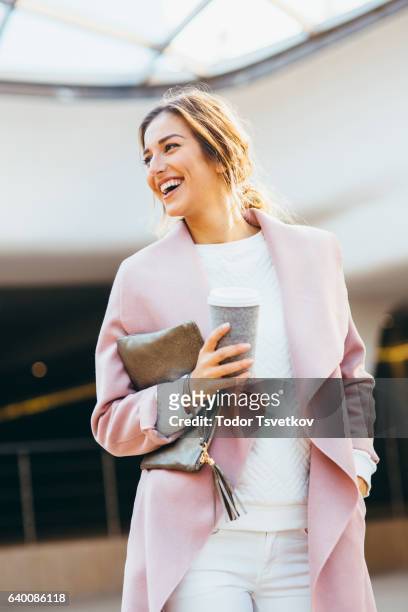 schöne elegante frau trinkt kaffee - fashion urban woman stock-fotos und bilder