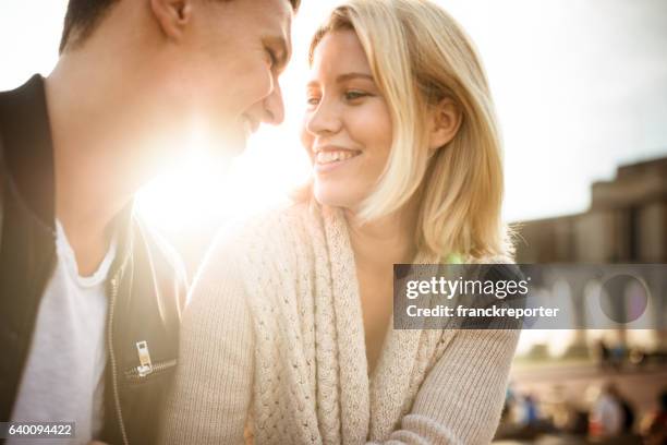 couple romantique s’embrassant au crépuscule avec la lumière du soleil - face à face photos et images de collection