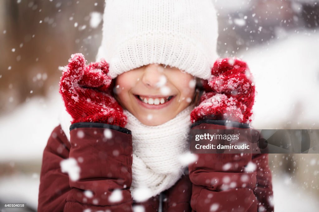 Retrato de una hermosa joven disfrutando del invierno al aire libre
