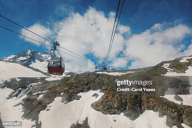 cable car ascending in the alps - salzburgo stock-fotos und bilder