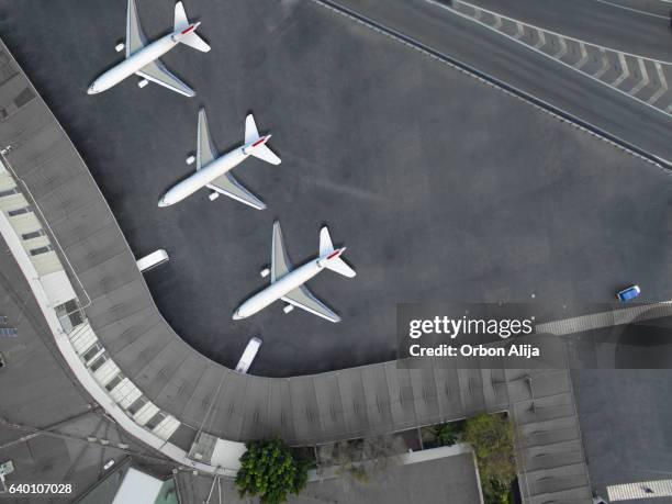 luftaufnahme von einem flughafen - airplane runway stock-fotos und bilder