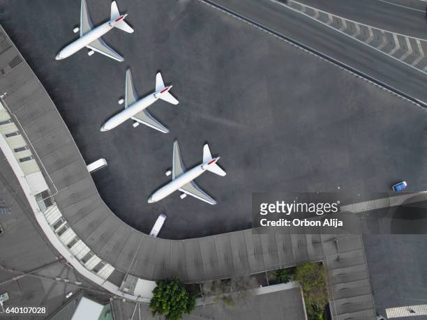 vista aerea di un aeroporto - aeroporto foto e immagini stock