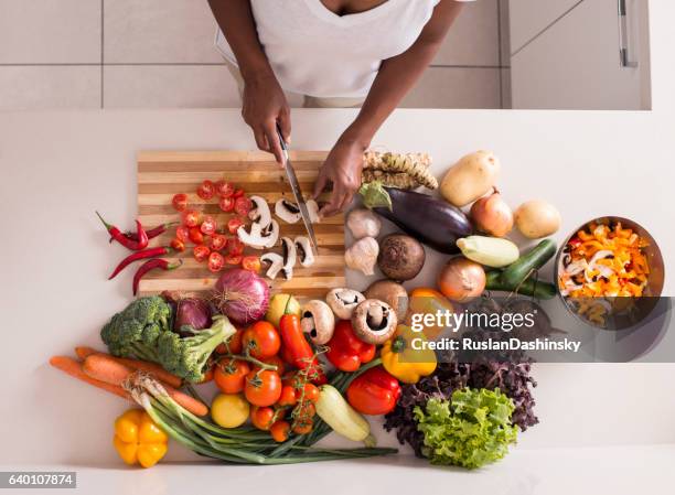 mujeres no reconocidas que preparan ensalada fresca y saludable. - black cook fotografías e imágenes de stock