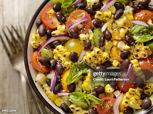ensalada de maíz y frijoles negros a la parrilla - plato de acompañamiento fotografías e imágenes de stock
