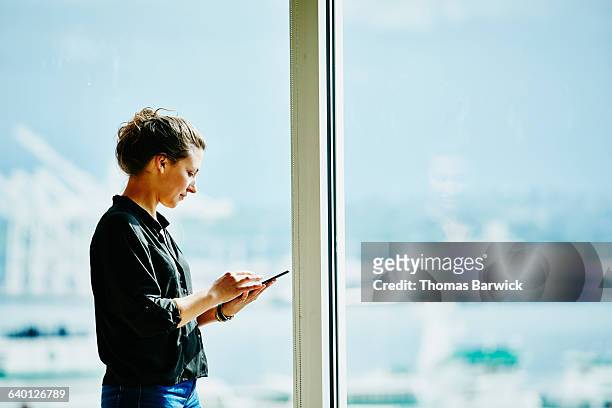 businesswoman working on project on digital tablet - selective focus foto e immagini stock