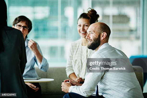 businessman in discussion with colleagues - organizzazioni aziendali foto e immagini stock