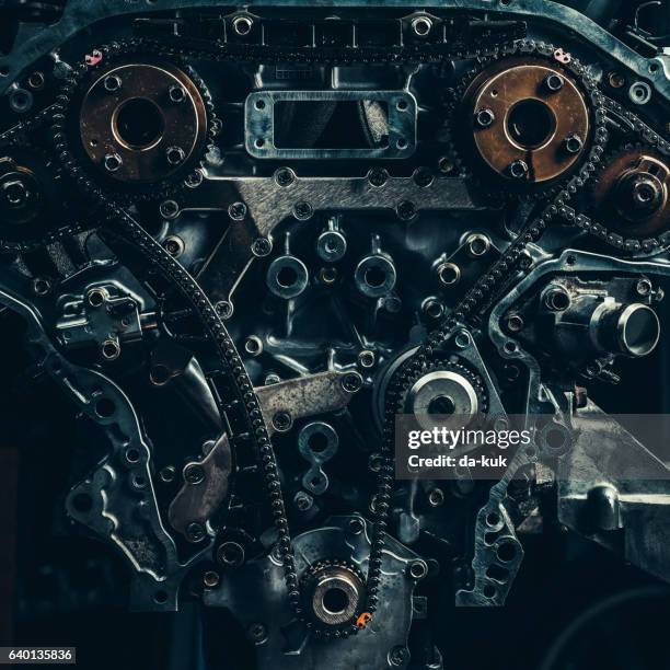 v 型 8 気筒車エンジン クローズ アップ - diesel piston ストックフォトと画像