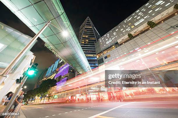 orchard road at night, singapore - orchard road stock-fotos und bilder