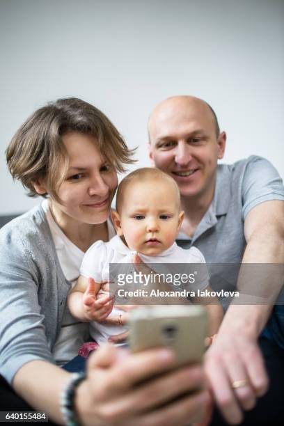 familie macht selfies zu hause - alexandra iakovleva stock-fotos und bilder