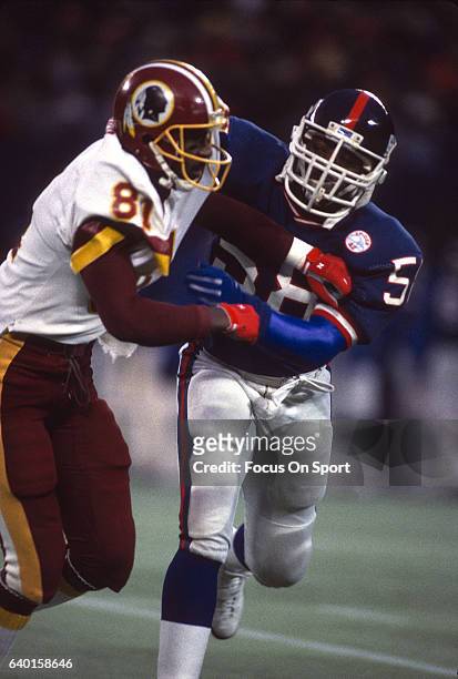 Carl Banks of the New York Giants guards Art Monk of the Washington Redskins during an NFL football game October 27, 1986 at Giants Stadium in East...