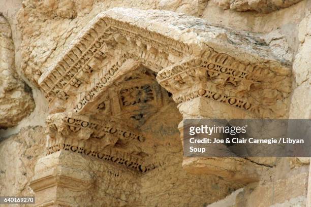 ornate pediment in the ancient roman theater of palmyra, syria. - palmera stockfoto's en -beelden