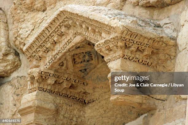 ornate pediment in the ancient roman theater of palmyra, syria. - palmyra syria stock pictures, royalty-free photos & images