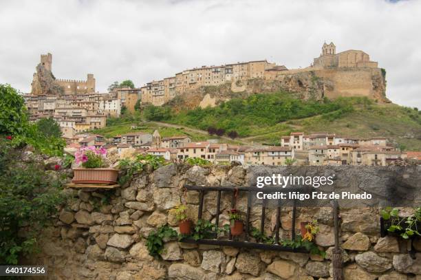 old town of frias- burgos- spain - posición elevada ストックフォトと画像