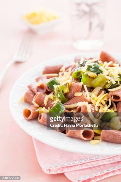 beetroot rigatoni pasta - food styling bildbanksfoton och bilder