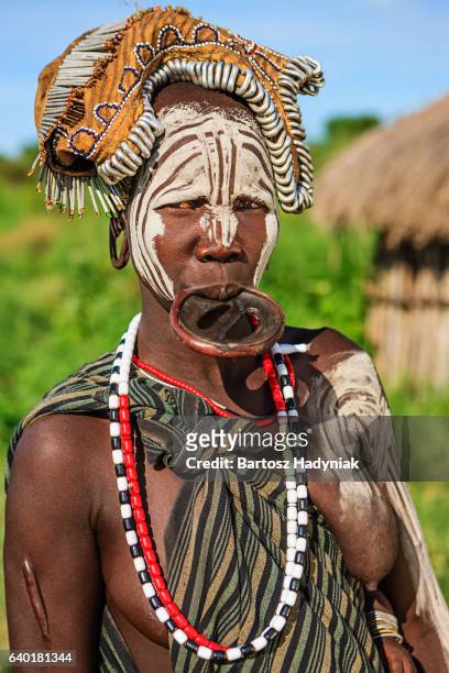 mujer de tribu mursi con pintura de la cara, etiopía, áfrica - tribu mursi fotografías e imágenes de stock