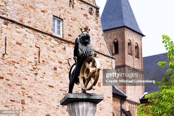 löwenstatue und insignien der stadt ratingen - ratingen stock-fotos und bilder