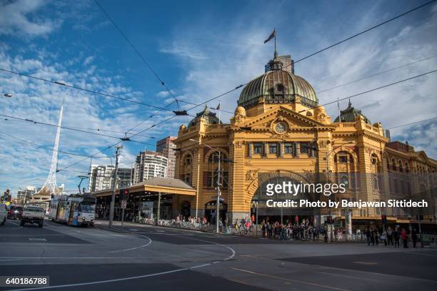 flinders street station, melbourne, australia - melbourne australia stock pictures, royalty-free photos & images