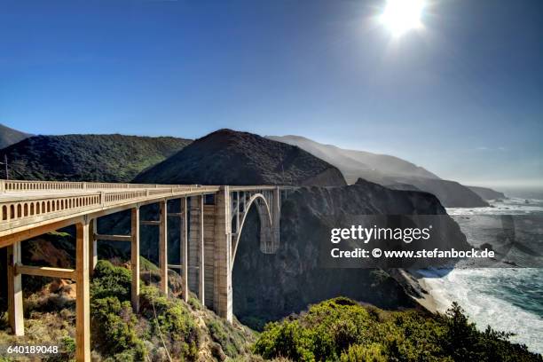 bixby creek bridge at backlight - cidade de monterey califórnia - fotografias e filmes do acervo