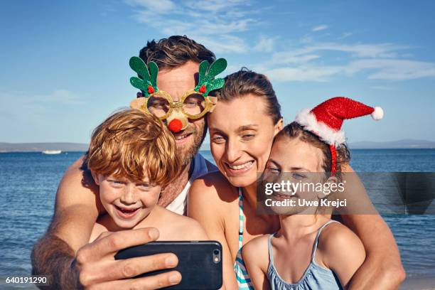 family taking self portrait on beach - beach christmas 個照片及圖片檔