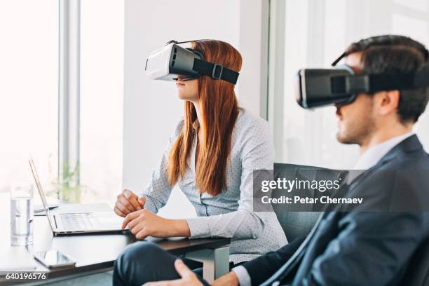 les gens d’affaires avec des casques vr - flying goggles stock photos et images de collection