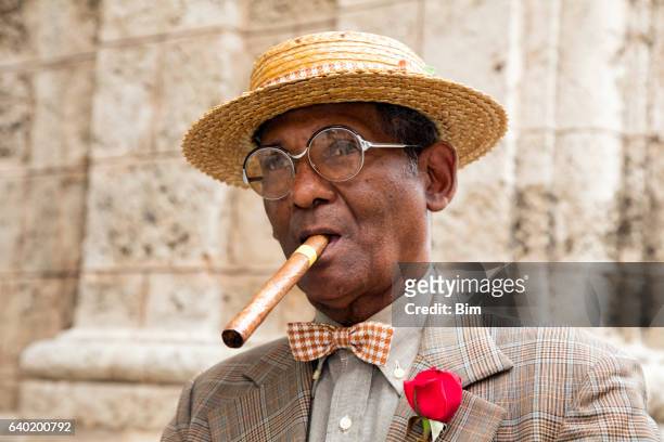 葉巻を持つ年配の紳士の肖像画、ハバナ、キューバ - old man and glasses ストックフォトと画像