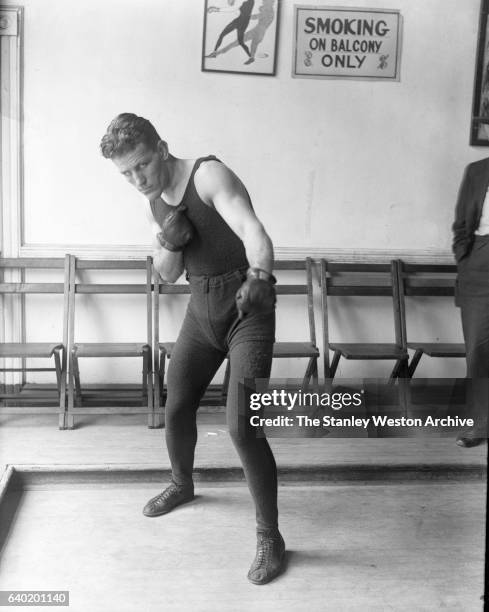 Welterweight Dave Shade poses for a portrait, circa 1925.